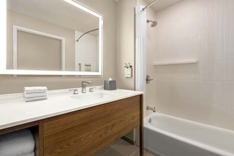 2 Bedroom Suite 1 King 2 Queen Communication Accessible