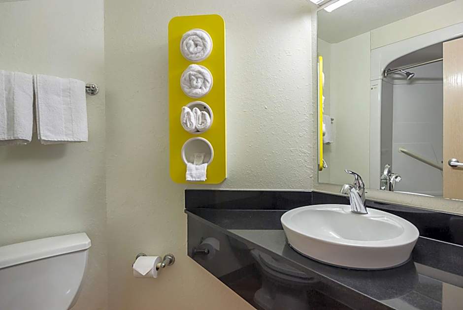 Motel 6-Whitby, ON - Toronto East