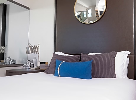 Urban Cityscape Retreat, One King Bed