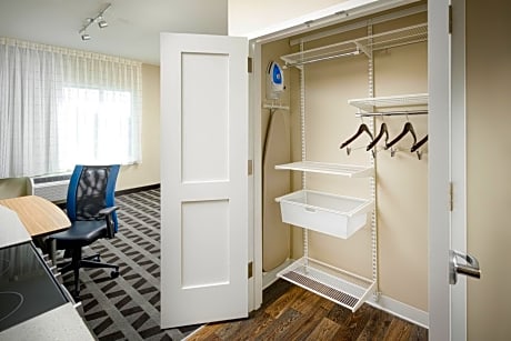 1 Bedroom Suite, 1 Queen, Sofa bed