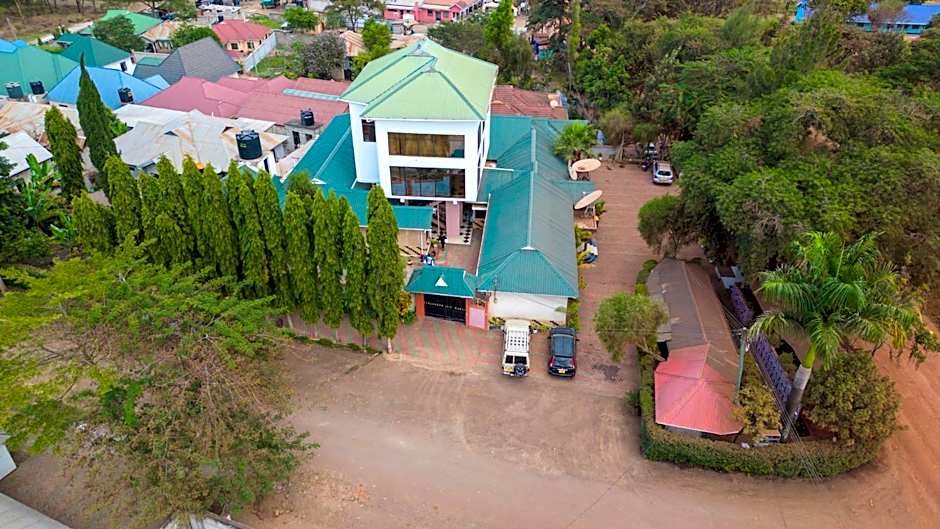 Mzunguu Safari Lodge