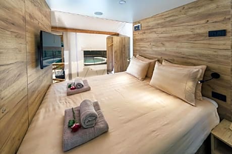 Glamping Tent with Panoramic Bubble