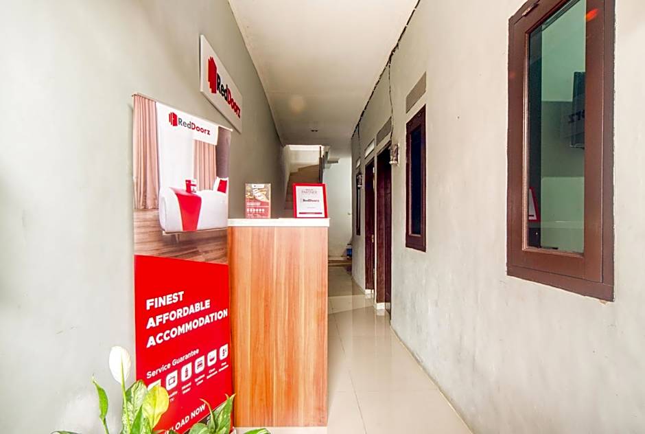 RedDoorz near Graha Cijantung Mall