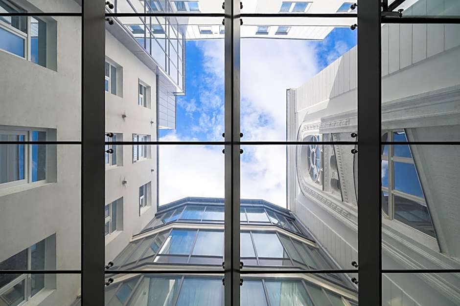 12 Revay Hotel