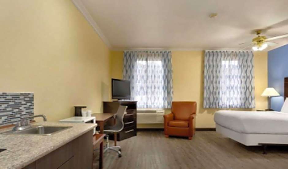 Days Inn & Suites by Wyndham Ft. Worth DFW Airport South