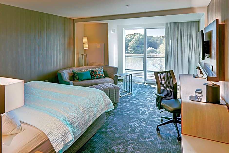 Foto 1 di 3 di 1 King Bed with Sofabed, River View, Balcony