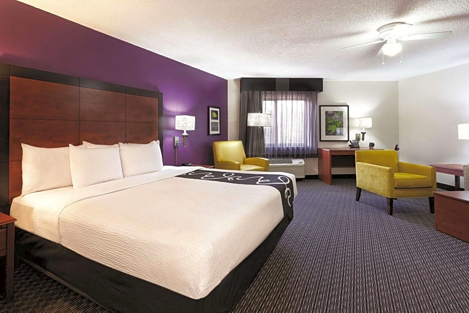 La Quinta Inn & Suites by Wyndham Miami Airport East