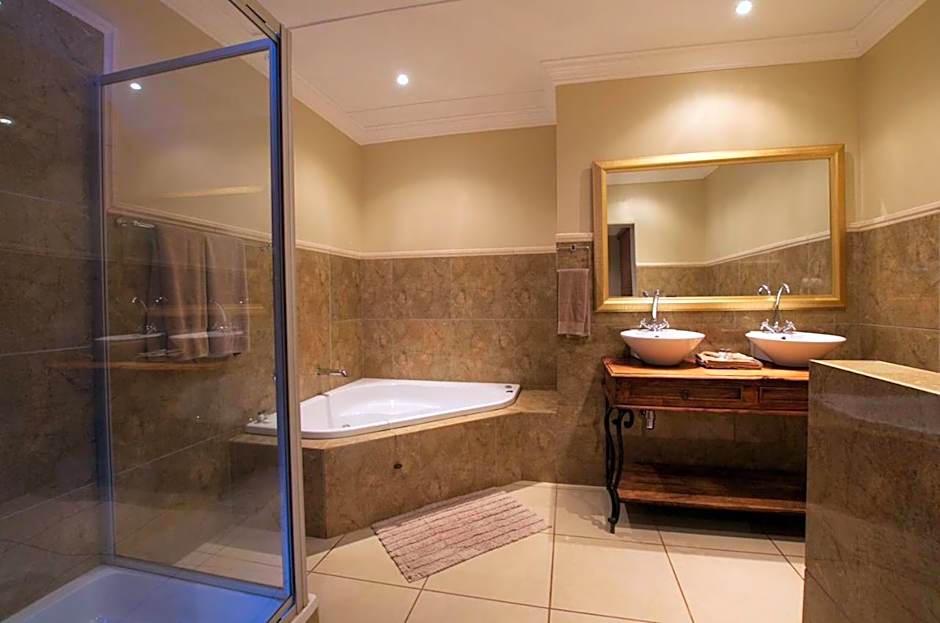 Tuskers Bush Lodge B&B