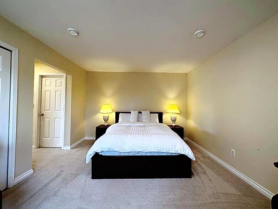 Super Cosy 8Bed & 6Bath in Vancouver heart near to airport and DownTown