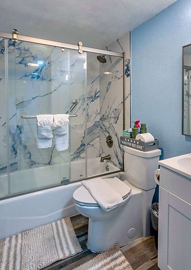 TAMPA BAY, BEACH step away, WIFI, FREE PARKING,POOLS, JACUZZI