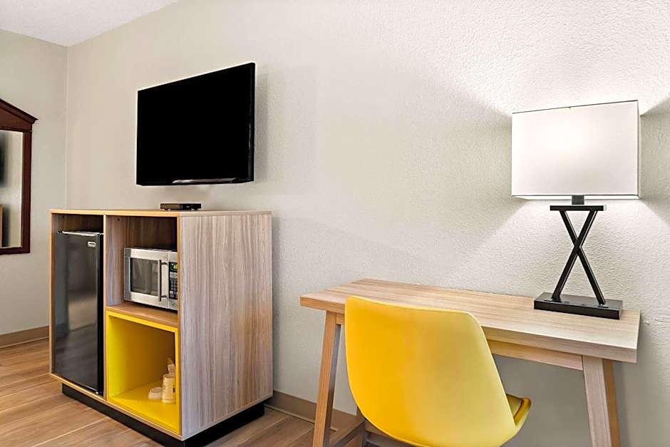 Days Inn & Suites by Wyndham Warren