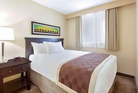 Queen Suite with Pool Walkout - Main Floor/Non-Smoking