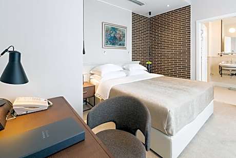 Special Offer - Executive Suite with Terrace and Free One Way Airport Transfer