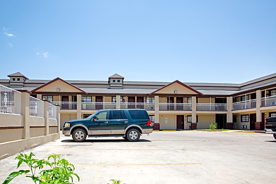 OYO Hotel McAllen Airport South - 1 mi from McAllen Medical Center