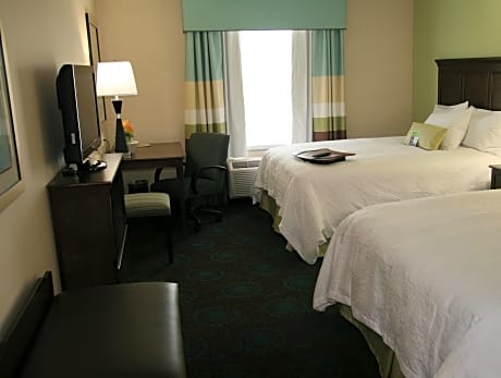 2 Queens Mobility Access W/Tub Nonsmoking