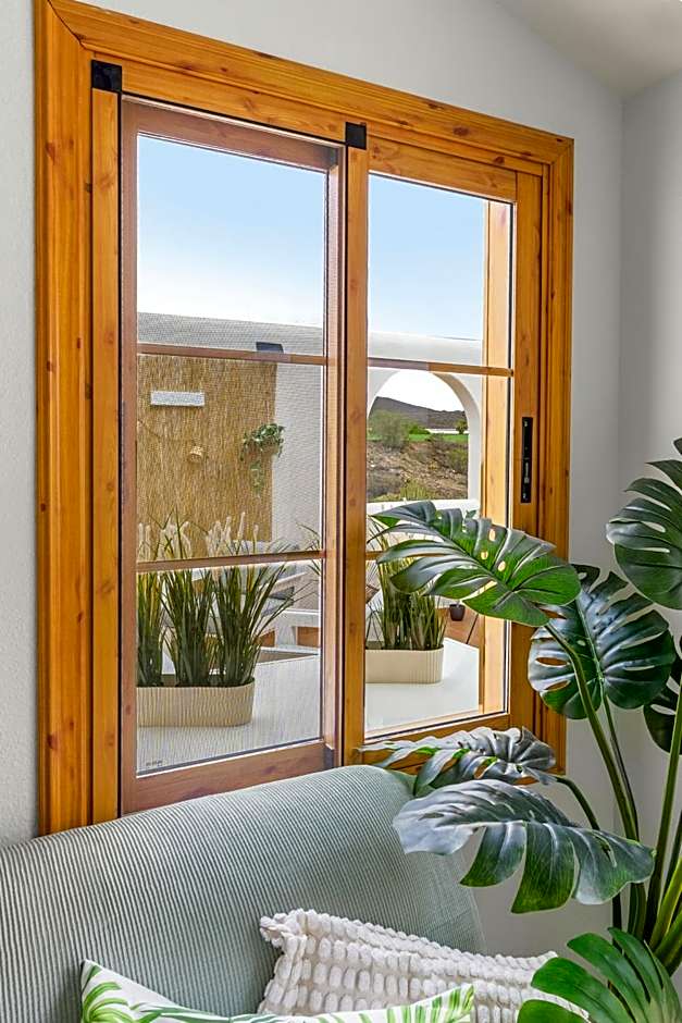 Beautiful 4 bedroom house with phenomenal golf and mountain views