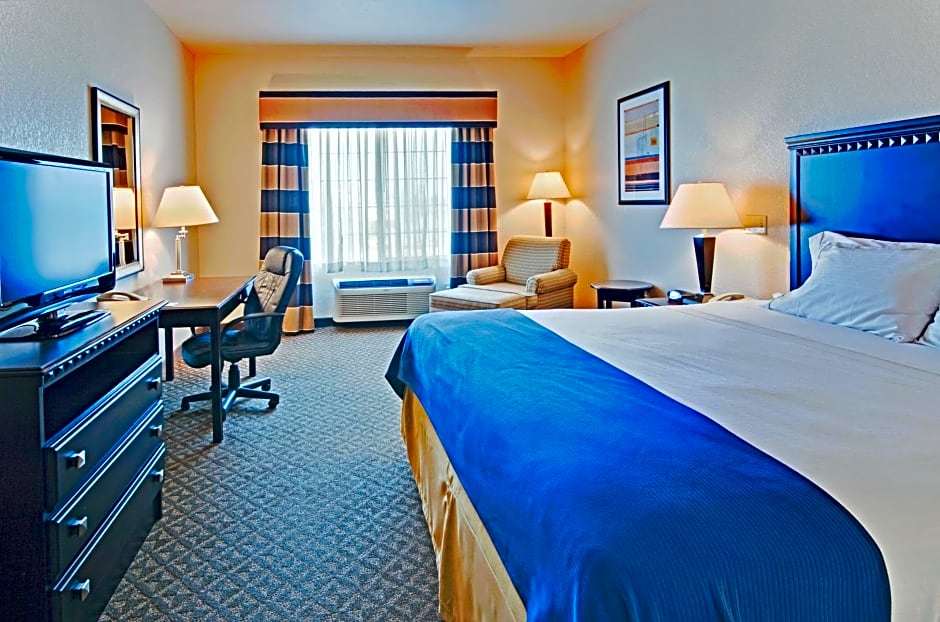 Holiday Inn Express Delano Highway 99