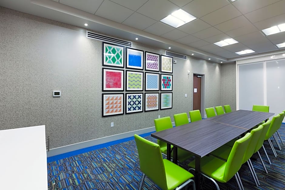 Holiday Inn Express & Suites Tulsa South - Woodland Hills, an IHG Hotel