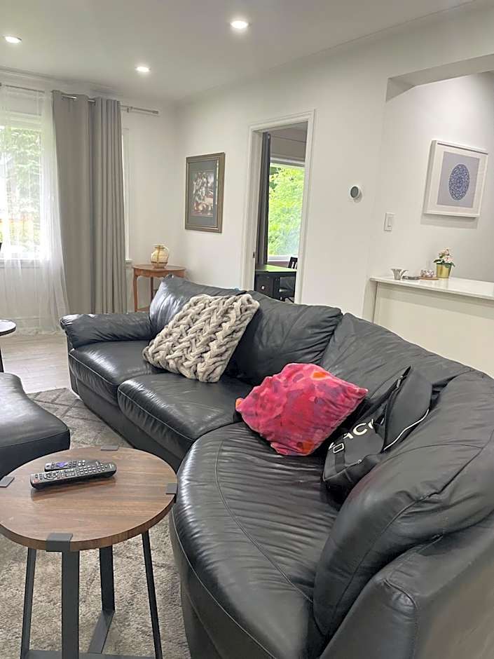 Vacation house Entire floor Kids yard walk 2 subway