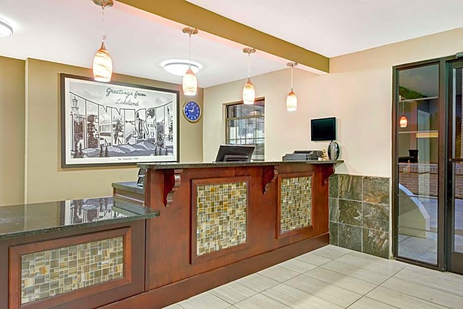 Super 8 by Wyndham Lakeland