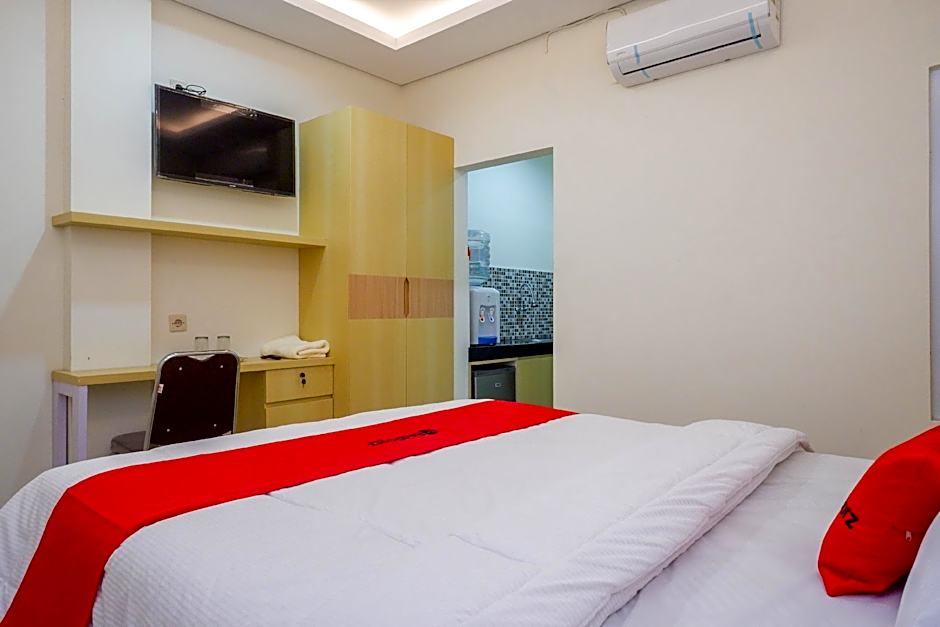 RedDoorz Plus near Pasar Gede Solo