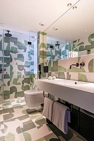 Deluxe Room (1 King Bed)