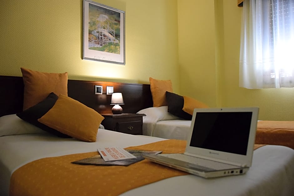 Foto 1 di 3 di Standard 1 Double Bed or 2 Beds