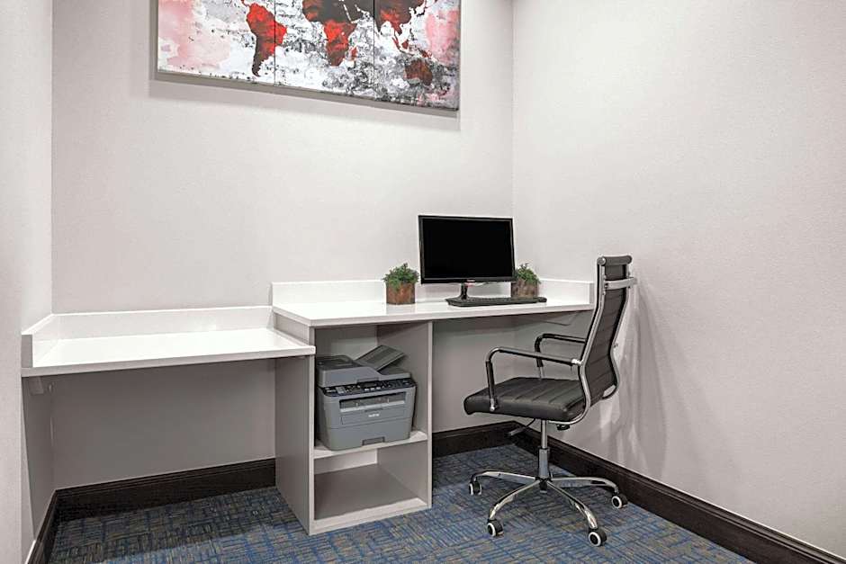 La Quinta Inn & Suites by Wyndham Denton - University Drive