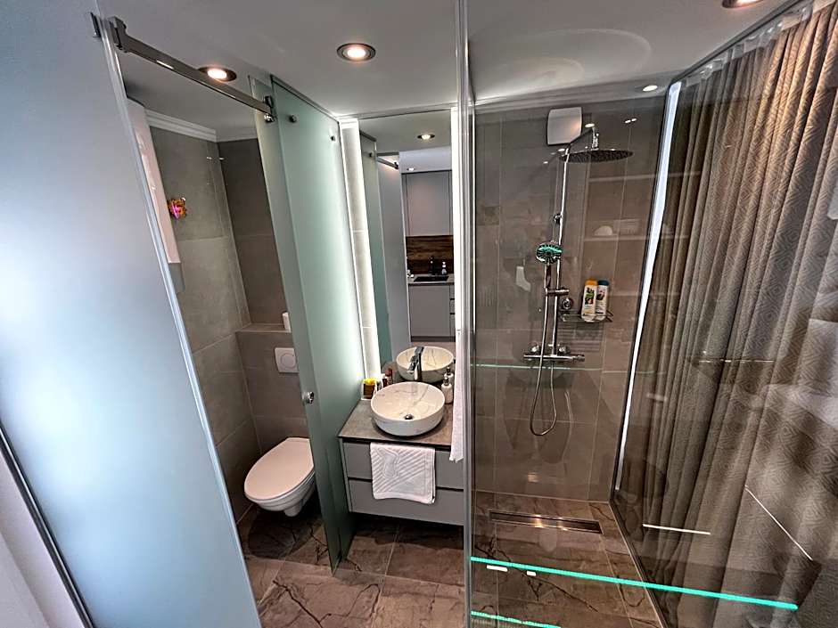 La Luna Petite Suite Deluxe Apartment with Pool & Jacuzzi, Bikes and Covered Parking