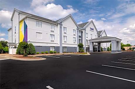 Spark by Hilton Smithfield I-95