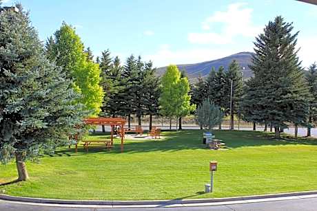 The Inn at Tomichi Village