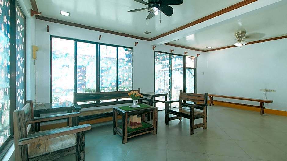 RedDoorz @ Joel's Apartelle