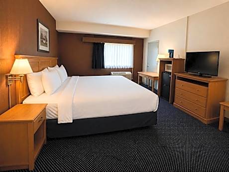 King Suite with Roll-In Shower - Mobility Accessible/Non-Smoking
