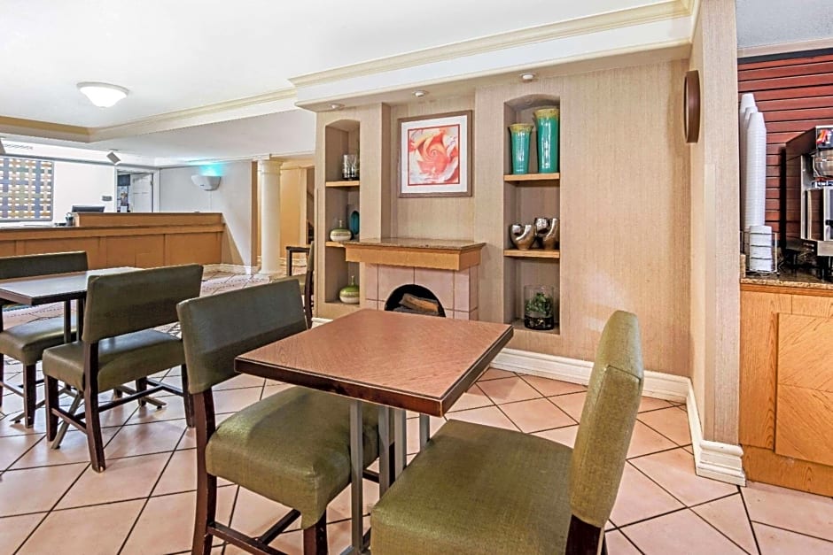 La Quinta Inn & Suites by Wyndham Mid-City