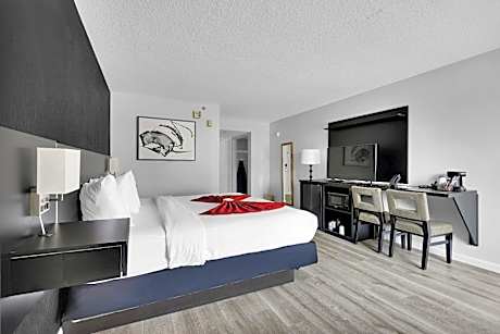 Deluxe King Room with Roll-In Shower - Mobility Accessible/Non-Smoking - Newly Renovated!