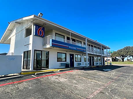 Motel 6 Denton, TX - UNT