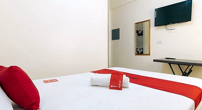 RedDoorz @ Golden Skye Hotel Guagua