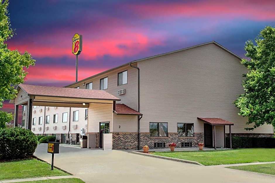Foto 1 dari 36 — Super 8 by Wyndham Normal Bloomington