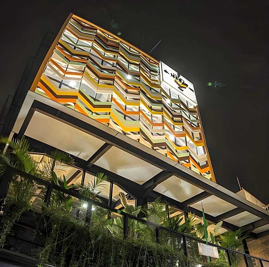 RedDoorz Premium @ Hotel Hebat