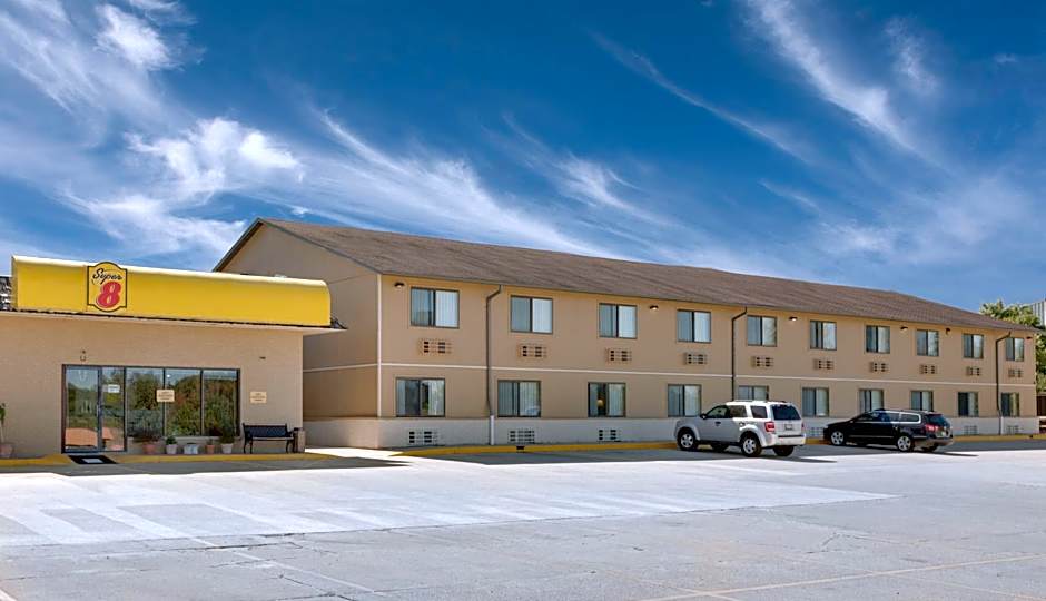 Super 8 by Wyndham Macomb