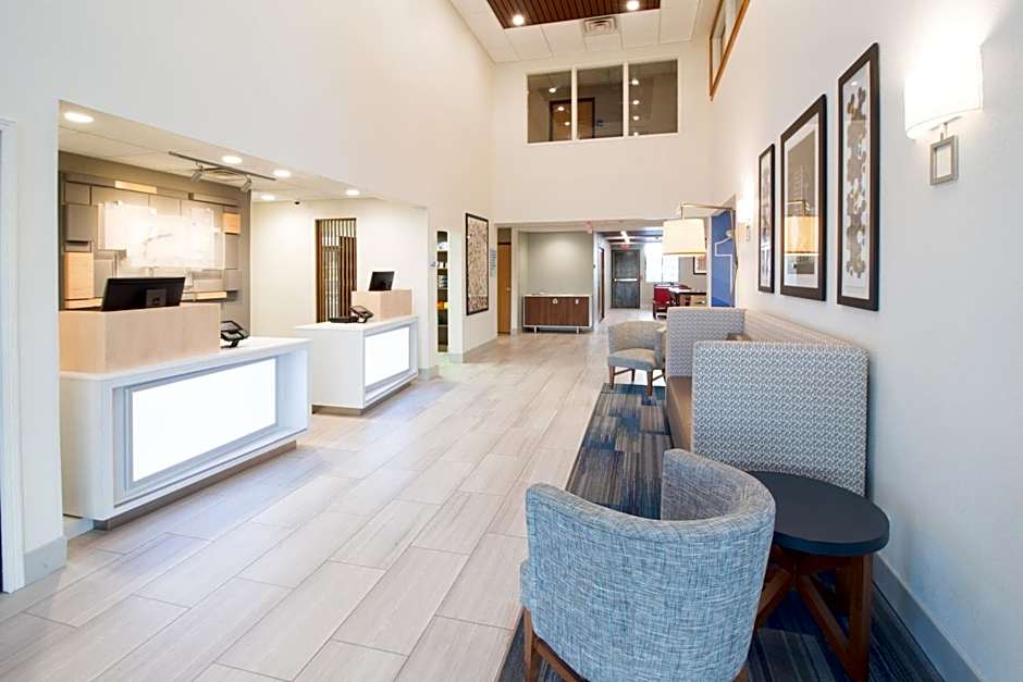 Holiday Inn Express & Suites Worthington By IHG