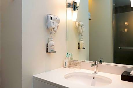 Standard King Room with Pool View and Free Breakfast