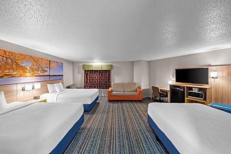 Studio Suite with Three Queen Beds - Non-Smoking