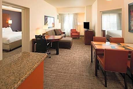 2 Bedroom Suite, Bedroom 1: 1 King, Bedroom 2: 1 Queen, Sofa bed