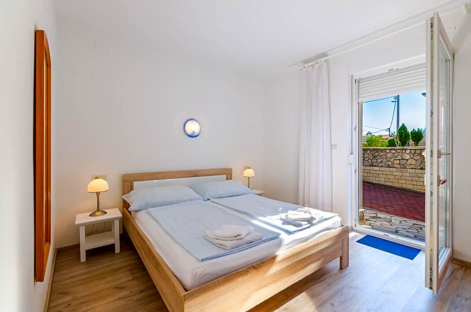 Seaside Guesthouse by JR City Apartments