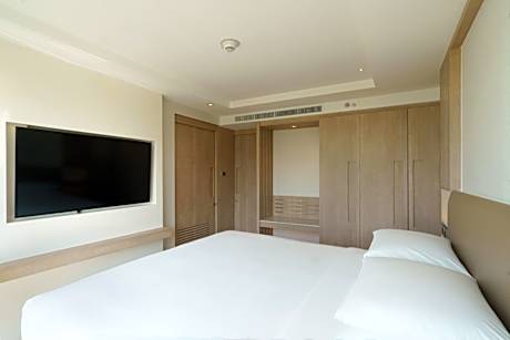 One-Bedroom Deluxe King Suite with City View