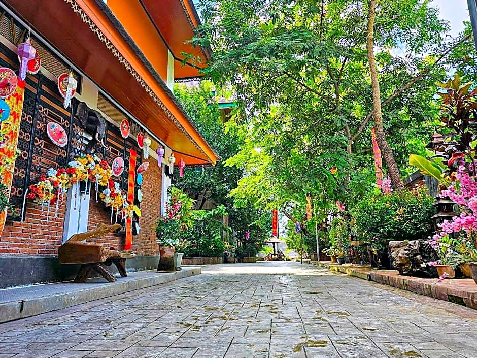 Chiangmai Lanna & Modern Loft Hotel