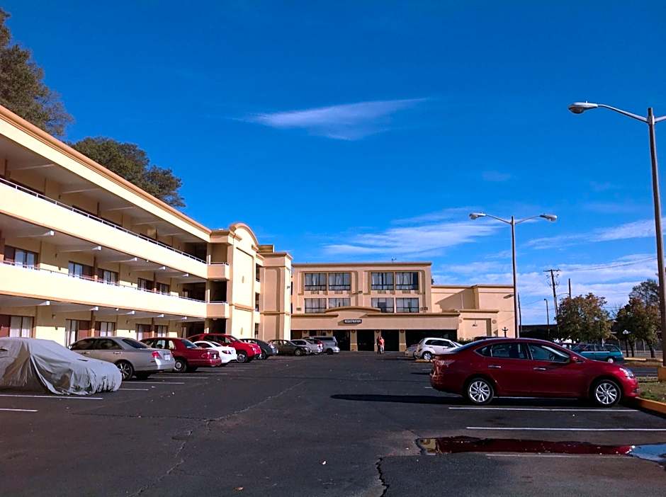 DIAMOND INN & SUITES