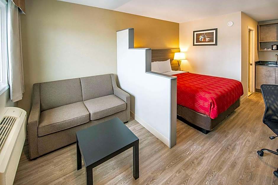 Econo Lodge Inn & Suites