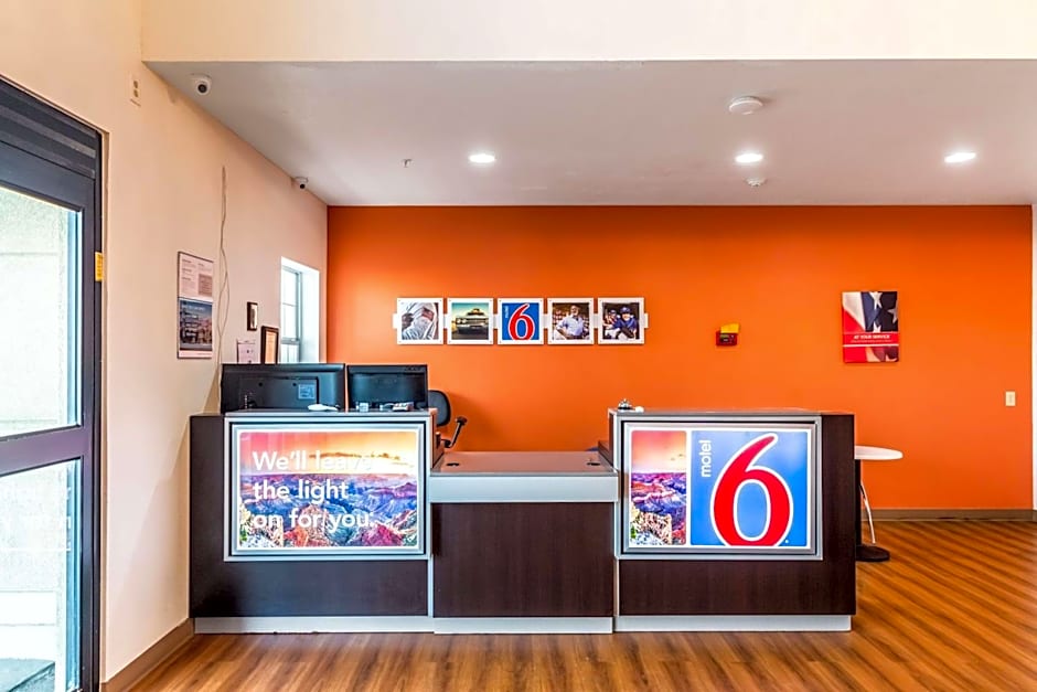 Motel 6-Jourdanton, TX